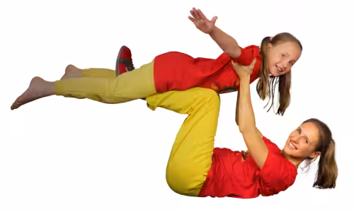 Mama trägt ihr Kind und das Kind ist im vertrauen und stark